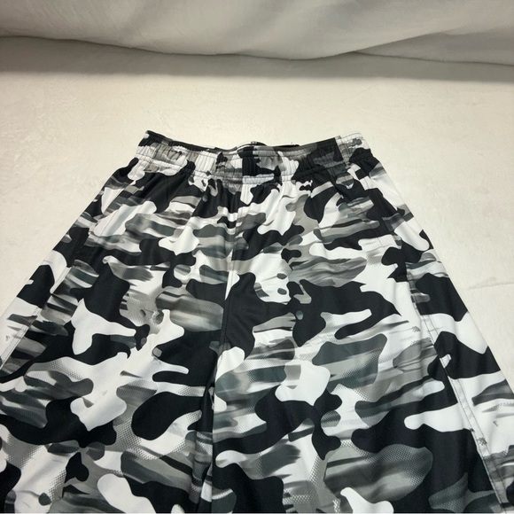 NWT Under Armour Boys’ Camo Athletic Shorts - Black and Gray with Pockets - Picture 2 of 8